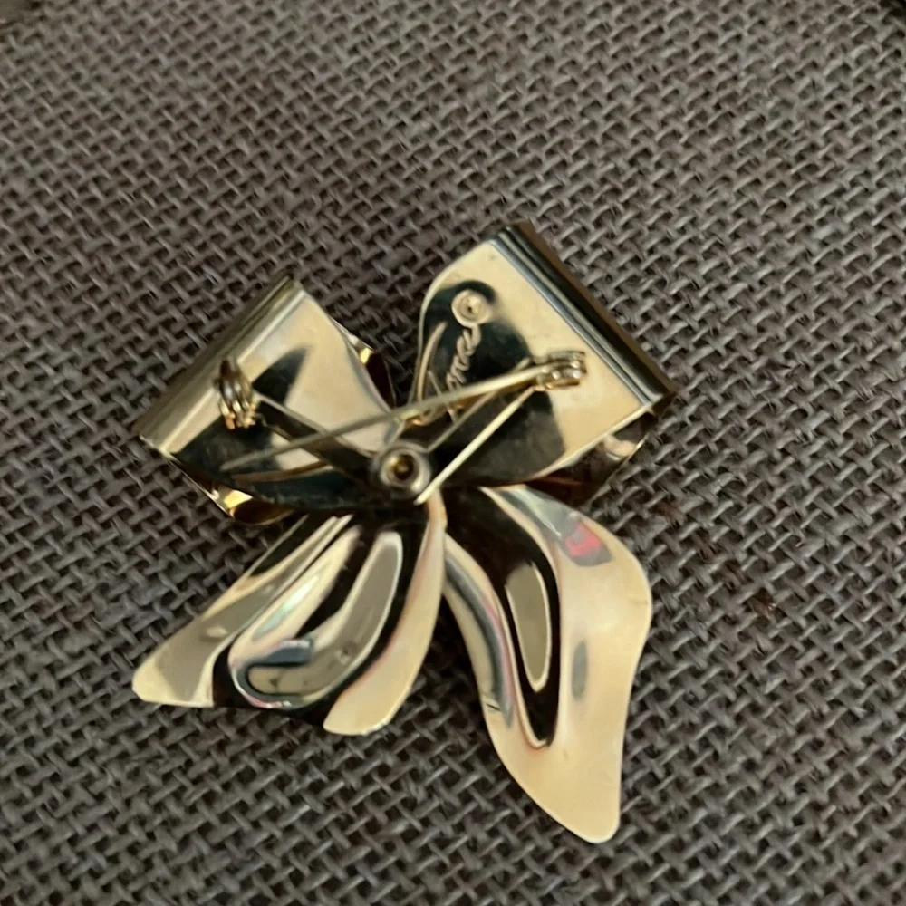 Vintage Unbranded Brooch Pin Metal Bow Tie Gold Tone and Rhinestones